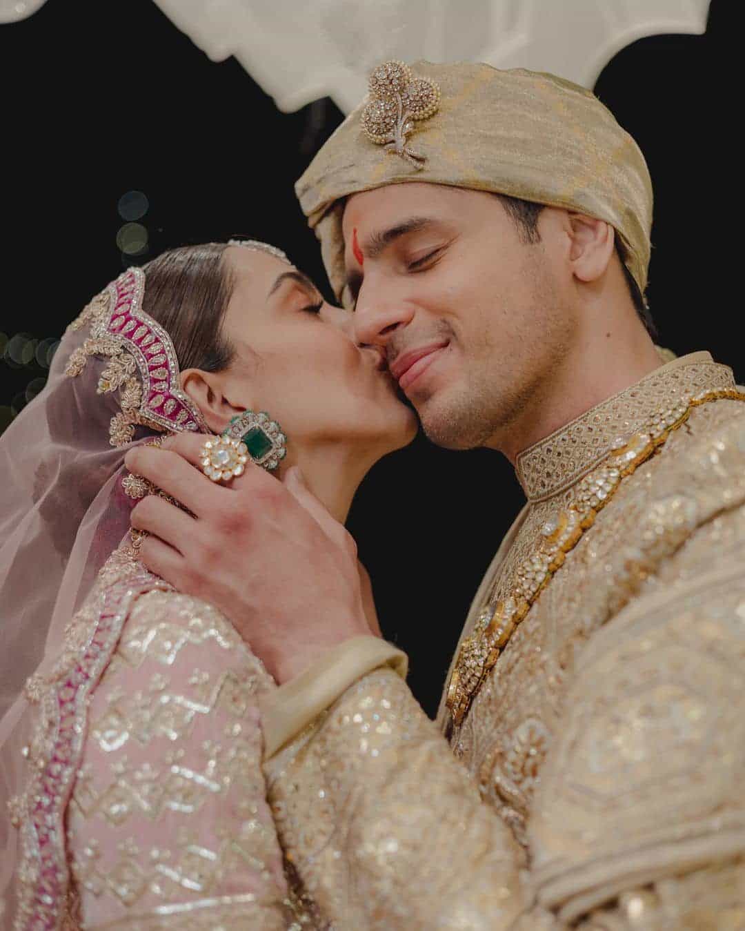 ‘শেরশাহ’ সিনেমার শুটিং সেট থেকেই প্রেমের সম্পর্কে জড়ান সিদ্ধার্থ-কিয়ারা। তারপর এ জুটির প্রেম-বিয়ে নিয়ে আলোচনা কম হয়নি। জানুয়ারি মাসেও বিয়ে নিয়ে চুপ ছিলেন এই দম্পতি। অবশেষে চার হাত এক হলো। 