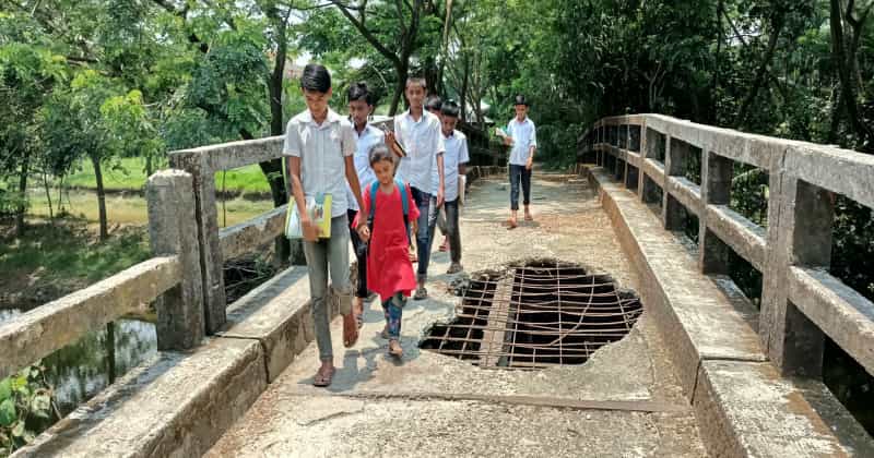  ভাঙা সেতু পাড় হয়ে স্কুলে যাচ্ছে শিশু শিক্ষার্থীরা