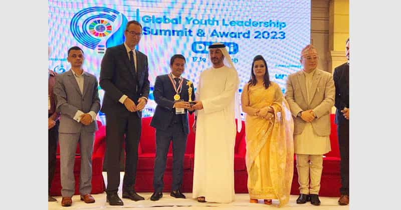 ১৮ই মার্চ দুবাইয়ে অনুষ্ঠিত  ‘গ্লোবাল ইয়ুথ লিডারশিপ অ্যাওয়ার্ড ২০২৩’ গ্রহণ করছেন শাহীন হাওলাদার