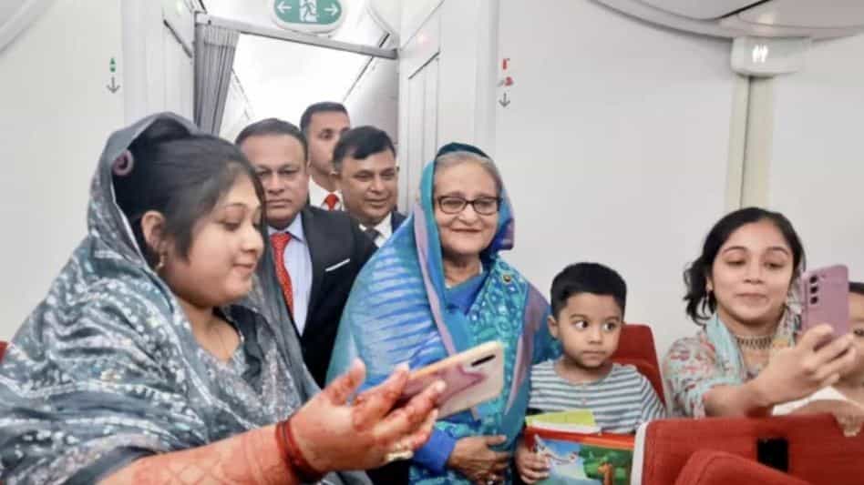 অনেক যাত্রীকে প্রধানমন্ত্রীর সাথে ছবি ও সেলফি তুলতে দেখা গেছে