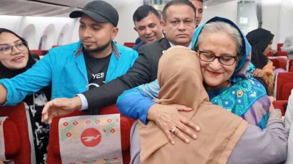 বিমানে থাকা নারীরা প্রধানমন্ত্রীর সঙ্গে আলিঙ্গন করেন
