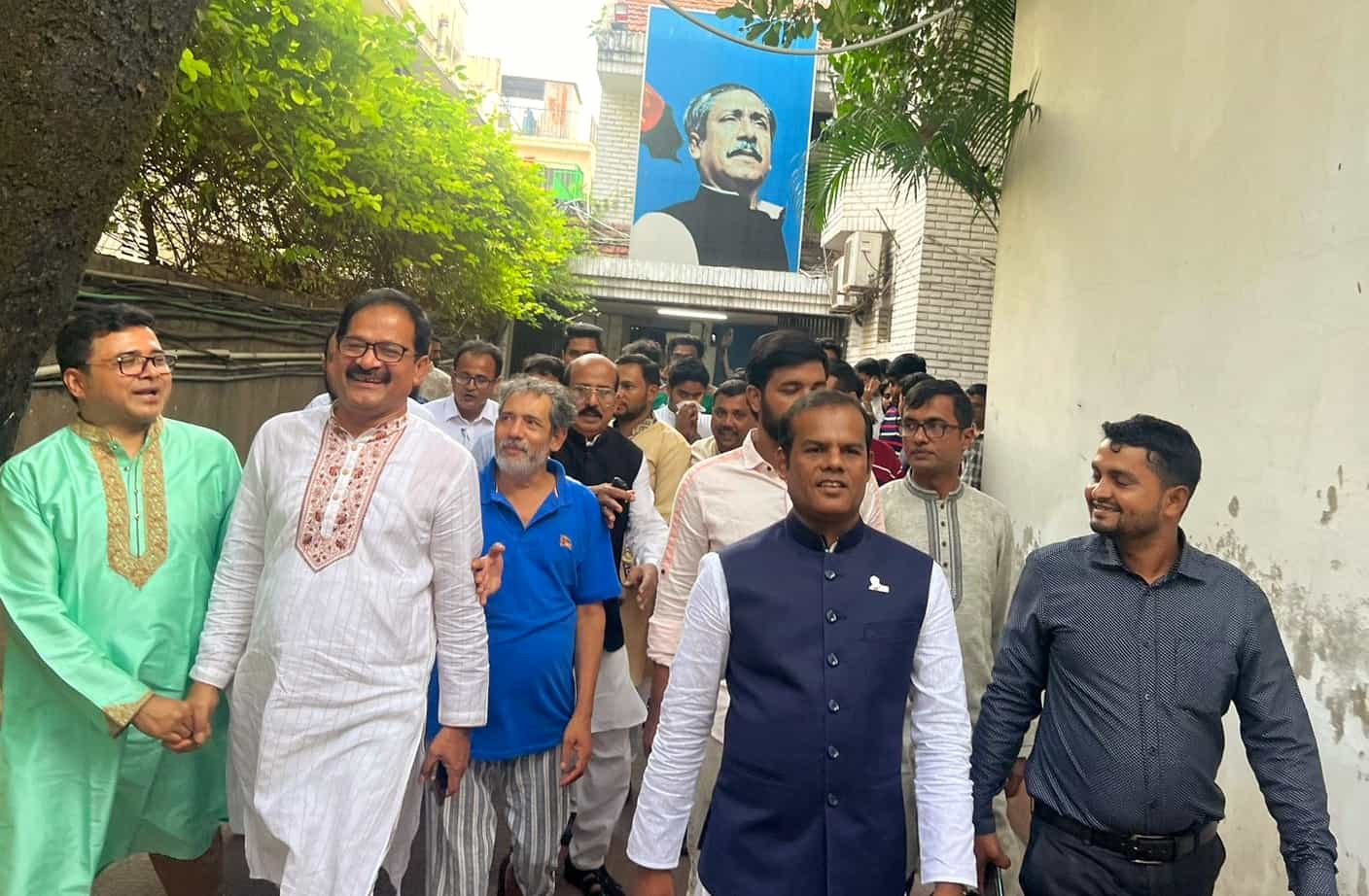 মনোনয়ন দাখিলের সময় পটুয়াখালী সদর, মির্জাগঞ্জ, দুমকি উপজেলা আওয়ামী লীগ ও সহযোগী সংগঠনের বিভিন্ন পর্যায়ের নেতা-কর্মীরা উপস্থিত ছিলেন।