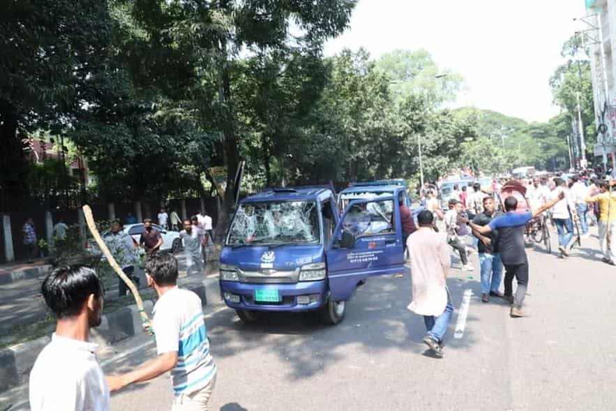 মারামারির একপর্যায়ে বেশ কয়েকটি গাড়ি ভাঙচুর করা হয়।