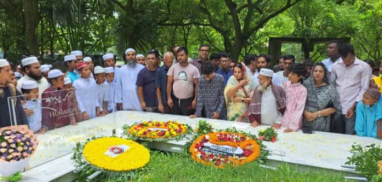 প্রিয় নুহাশপল্লীর লিচুতলায় সমাহিত করা হয় হুমায়ূন আহমেদকে
