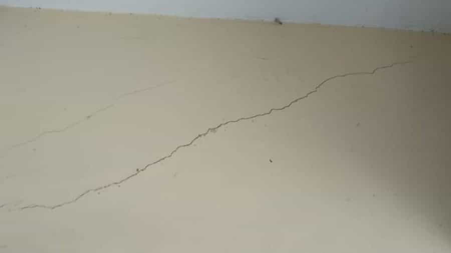 মসজিদের দেয়ালে ফাটল
