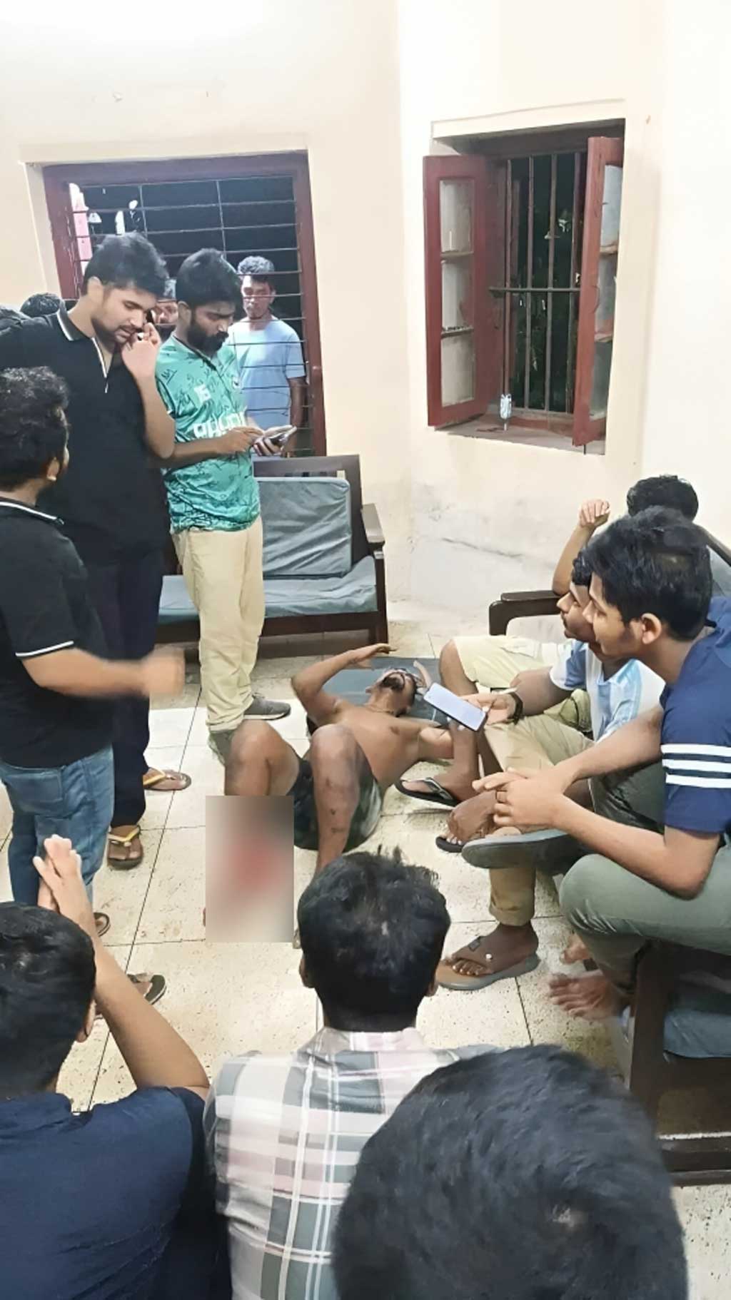 গণপিটুনির পর মূমুর্ষু অবস্থায় পড়ে আছে তোফাজ্জল