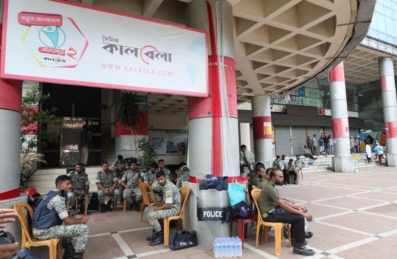 কালবেলার কার্যালয়ের সামনে পুলিশি নিরাপত্তা