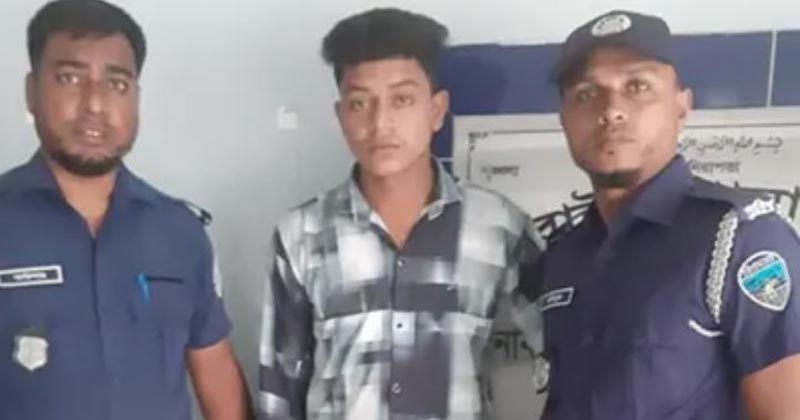 শয়নকক্ষের লাইট জ্বালিয়ে অন্তরঙ্গ মূহুর্তে স্বামী-স্ত্রী, অতঃপর...