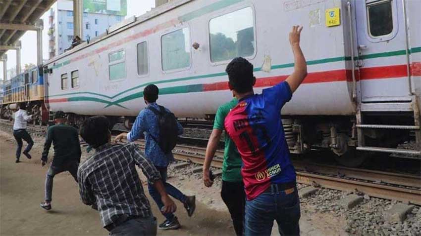 ট্রেনে ঢিল ছুড়ছেন আন্দোলনকারীরা