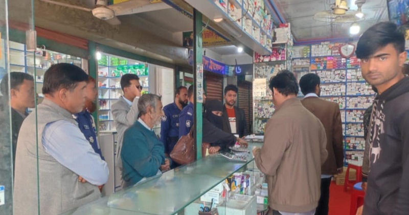 টাঙ্গাইলে ফার্মেসিতে মেয়াদোত্তীর্ণ ঔষধ রাখায় দুই ব্যবসায়ীকে জরিমানা