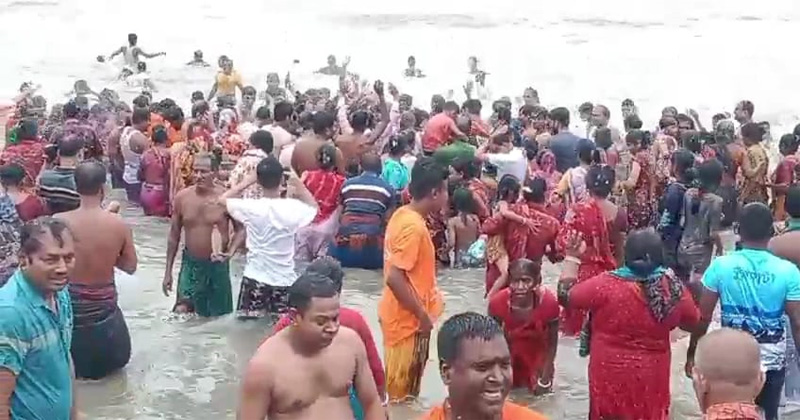 কুয়াকাটায় সনাতন ধর্মাবলম্বীদের গঙ্গা  স্নানে হাজারো পুন্যার্থী