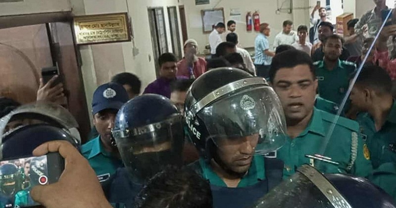 বিএসবির খায়রুল বাশারকে আদালতে ডিম নিক্ষেপ