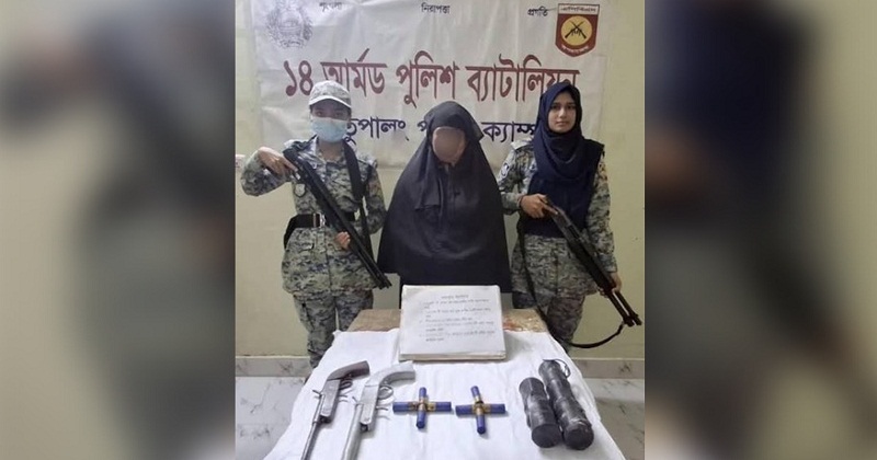 উখিয়ায় অস্ত্র-বোমাসহ রোহিঙ্গা নারী আটক