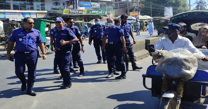  চন্দনাইশে লগডাউন ঠেকাতে মহাসড়কে ওসি গোলাম সরওয়ারের নেতৃত্বে পুলিশের একটি টিম