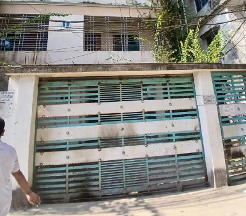 ককটেল বিস্ফোরণে ক্ষতিগ্রস্ত রাফিয়ার বাড়ির ফটক