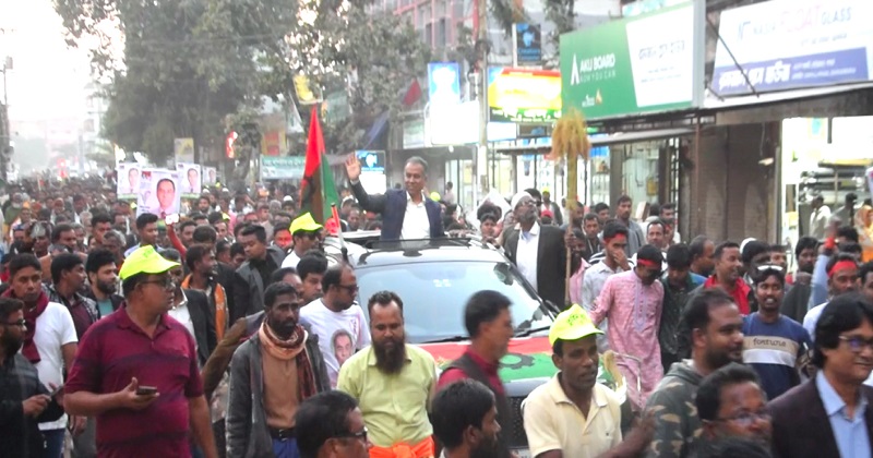  হাসান জাফির তুহিনের নেতৃত্বে গণমিছিল বের করেন নেতাকর্মীরা।