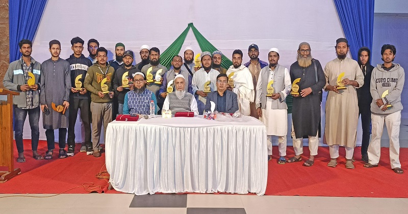  বই উৎসব 2025 এর সমাপনী অনুষ্ঠান শেষে অংশগ্রহণকারী প্রকাশনী সংস্থা প্রতিনিধির সঙ্গে ভাইস চ্যান্সেলর প্রফেসর ডঃ মোঃ মাকসুদ হেলালী ও অন্যান্য অতিথিবৃন্দ।