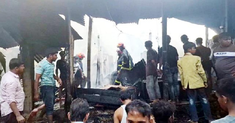 রমজান আলী হাটের পাশে হিন্দুপাড়ায় আগুন নিভানোর চেষ্টা।