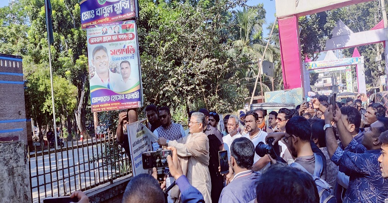 ফরিদপুর-৪ আসনে বিএনপির প্রার্থী মো: শহিদুল ইসলাম বাবুল নিজ হাতে ব্যানার ফেস্টুন অপসারণ করেন।