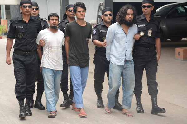 ২০১৭ সালে র‍্যাবের হাতে গ্রেফতার জঙ্গি আল-আমিন (মাঝে)