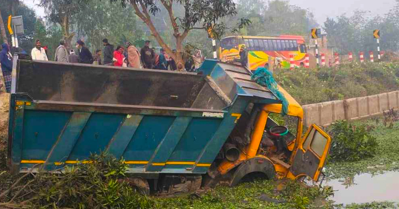 নওগাঁর মহাদেবপুরে ড্রাম ট্রাকের চাপায় পাঁচজন নিহত হয়েছেন। 
