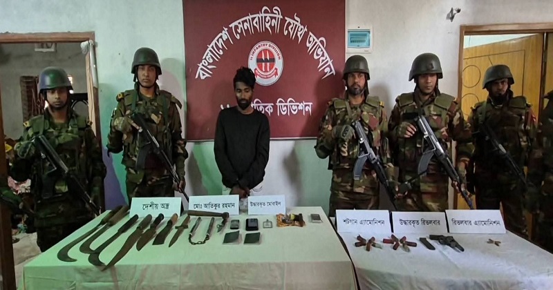 অস্ত্র, গোলাবারুদ ও মাদকসহ শীর্ষ সন্ত্রাসী আতিকুর রহমান