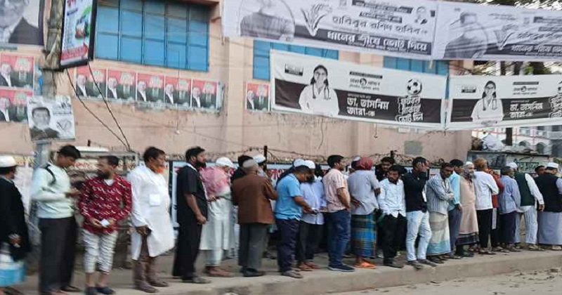 ভোটারদের উপস্থিতিতে অনেক কেন্দ্রেই উৎসবমুখর পরিবেশ
