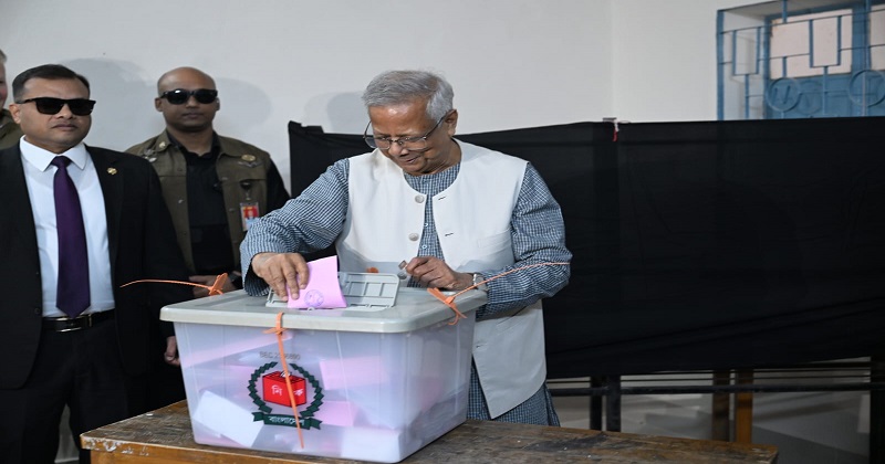 অন্তর্বর্তী সরকারের প্রধান উপদেষ্টা ড. মুহাম্মদ ইউনূস ভোট দিচ্ছেন