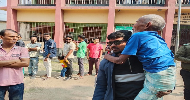 ভোটকেন্দ্রে এসেছেন ৮০ বছরের গেদা খন্দকার
