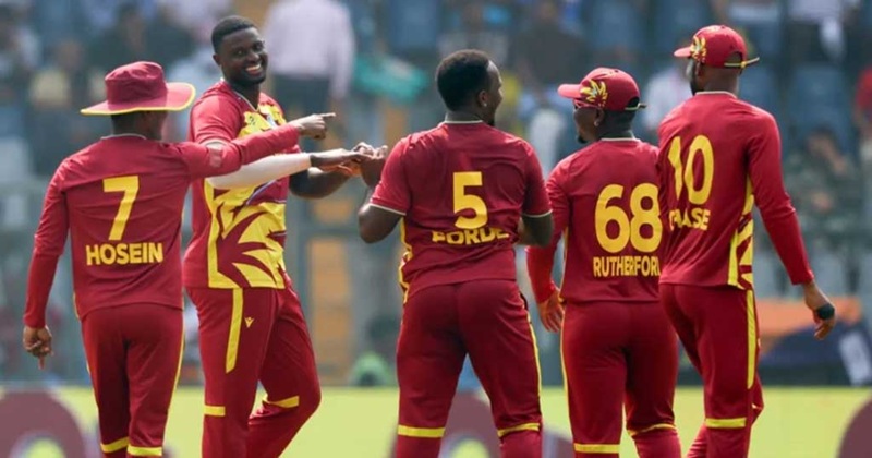 ভারতের মুম্বাইয়ের ওয়াংখেড়ে স্টেডিয়ামে রোববার টি২০ বিশ্বকাপে নেপালের বিপক্ষে জেসন হোল্ডার ও বোলাররা গড়ে দেন ওয়েস্ট ইন্ডিজের জয়ের ভিত। হোলাডারকে অভিনন্দন জানাচ্ছেন সতীর্থরা