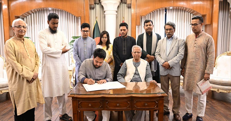 জুলাই সনদে স্বাক্ষর করছেন নাহিদ ইসলাম