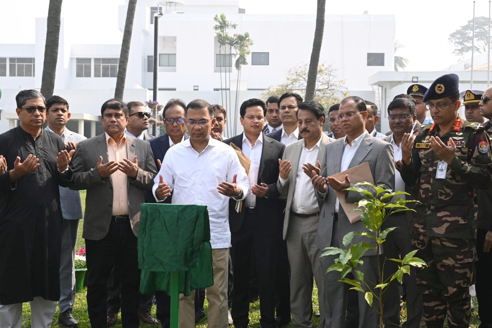স্বর্ণচাঁপা ফুলের চারা রোপণ করেন প্রধানমন্ত্রী