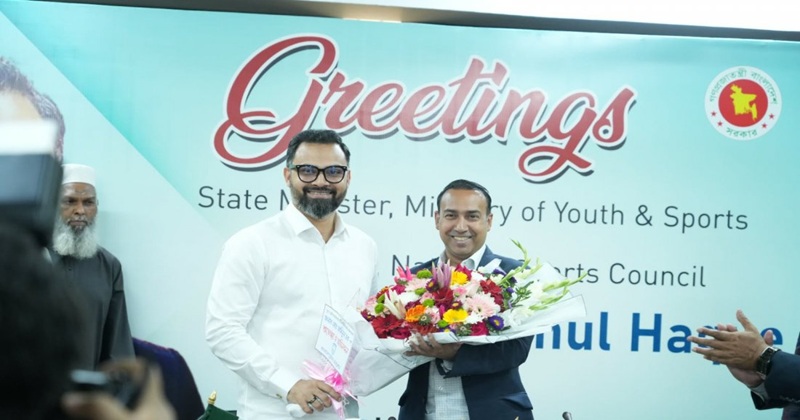  ক্রীড়া প্রতিমন্ত্রীকে ফুলেল শুভেচ্ছা জানান বাফুফে সভাপতি তাবিথ আউয়াল।