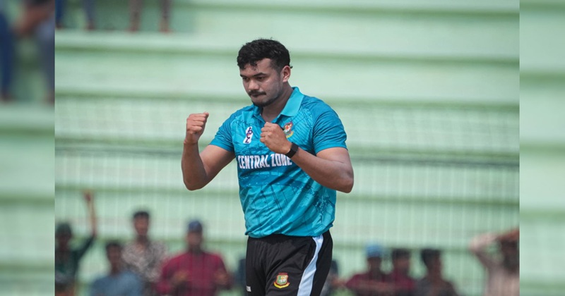 বাংলাদেশ ক্রিকেট লিগে (বিএসএল) সেন্ট্রাল জোনের হয়ে খেলেন ডানহাতি পেসার তাসকিন আহমেদ