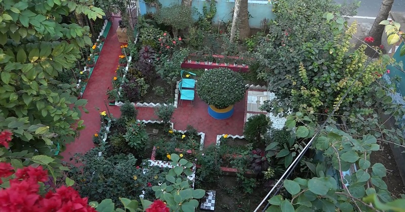 শিল্পীর তুলির আচড়ে আঁকা ক্যানভাসে ফুলবাগান