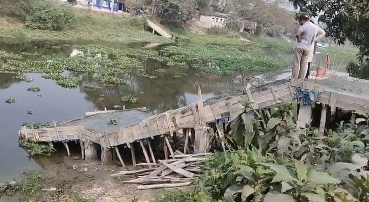 কবরস্থানে ঘাটলা নির্মাণ