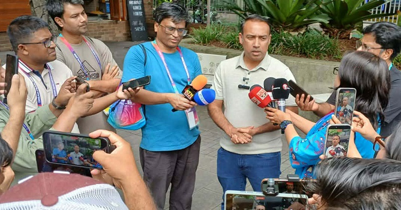 সাংবাদিকদের সঙ্গে কথা বলছেন বাফুফে সভাপতি তাবিথ আউয়াল