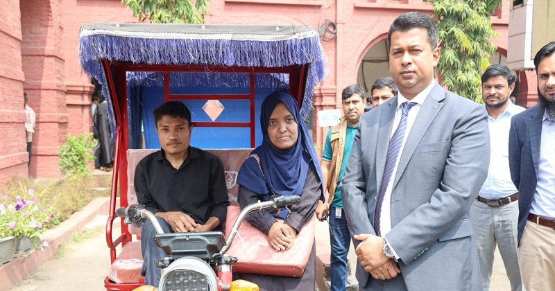 জেলা প্রশাসকের কার্যালয়ে প্রতিবন্ধী দম্পতির কৃতজ্ঞতা প্রকাশ