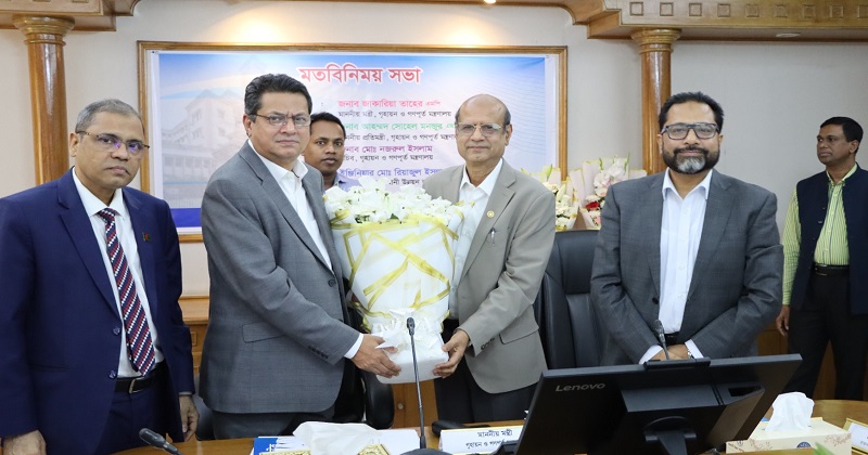 গৃহায়ন ও গণপূর্ত মন্ত্রীকে ফুলেল শুভেচ্ছা