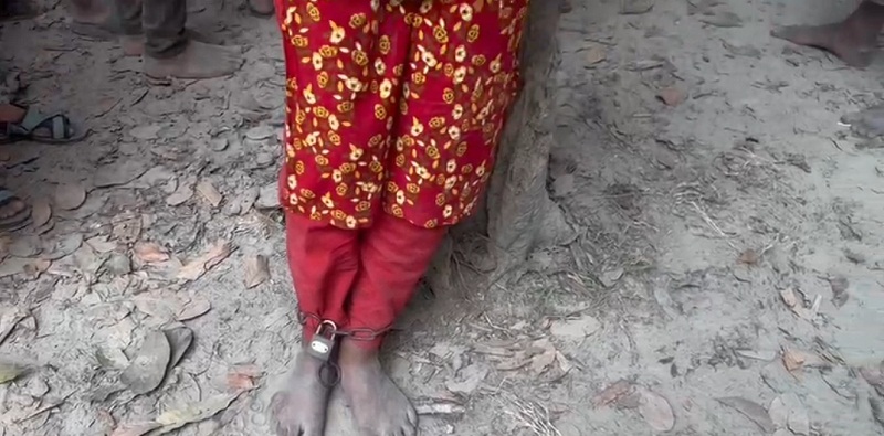 মেয়েটির পায়ে শিকল পড়িয়ে তালাবদ্ধ করা হয়