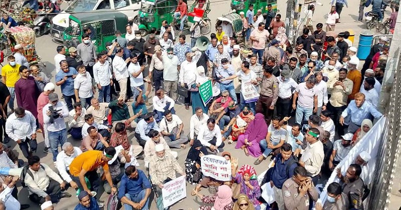 বাংলাদেশ ব্যাংকের সামনে সম্মিলিত ইসলামী ব্যাংকের আমানতকারীদের তিন দফা দাবিতে বিক্ষোভ