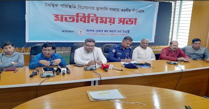 বৈশ্বিক জ্বালানি ও সরবরাহ ব্যবস্থায় সম্ভাব্য সংকটের আশঙ্কা দেখা দেওয়ায় বিদ্যুৎ ও জ্বালানি সাশ্রয়ে উদ্যোগ নিয়েছেন যশোরের ব্যবসায়ীরা।