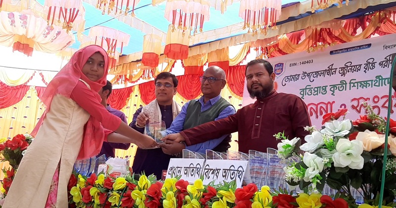 কৃতি শিক্ষার্থীদের সংবর্ধনা ও সম্মাননা প্রদান