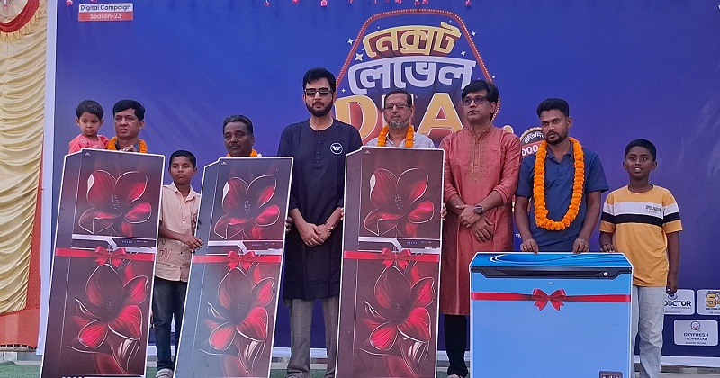 এলেঙ্গায় ৫ ক্রেতাকে ওয়ালটনের উপহার