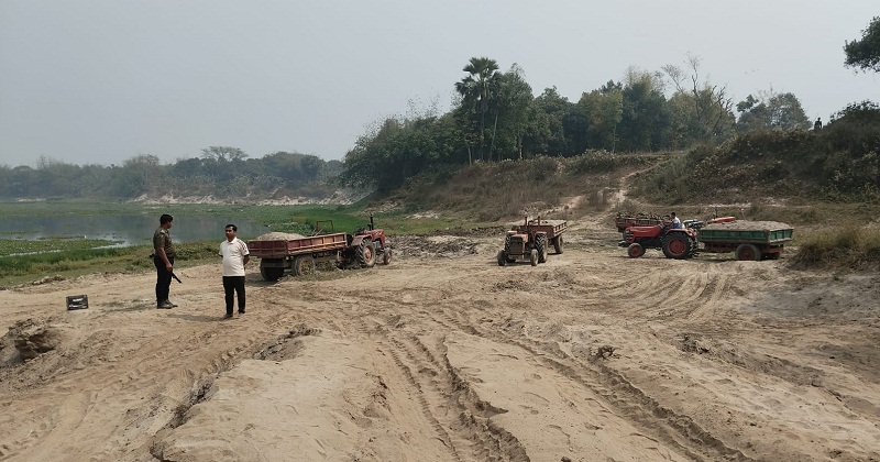 ৪ ট্রলি জব্দ