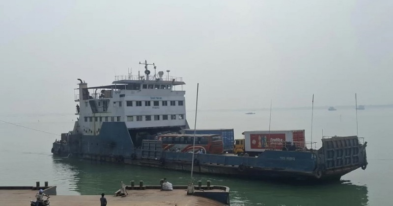ঘন কুয়াশার কারণে তিন ঘণ্টা বন্ধ থাকার পর আবারও পাটুরিয়া-দৌলতদিয়া নৌরুটে ফেরি চলাচল শুরু