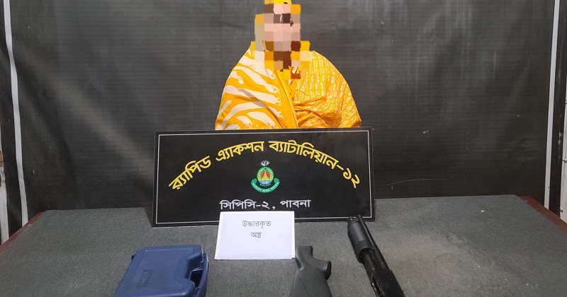 অস্ত্রসহ নারী গ্রেফতার