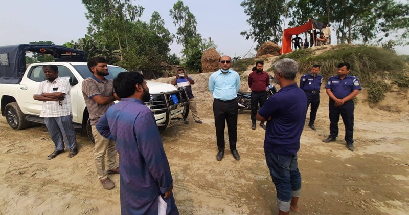 শেরপুরে অবৈধভাবে বালু পরিবহনের দায়ে অর্থদন্ড ও ১টি মাহিন্দ্র গাড়ি আটক