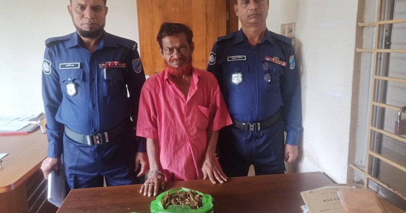 ভাতের হোটেলের আড়ালে গাঁজা বিক্রি
