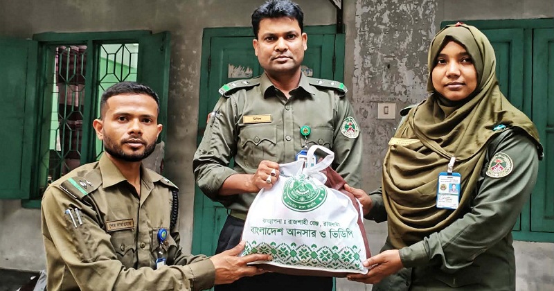 ঈদ উপহার সামগ্রী প্রদান